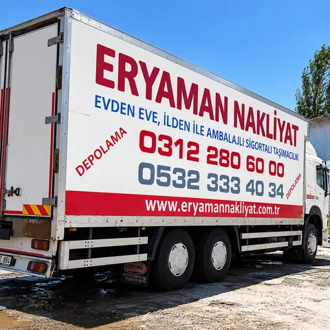 Eryaman Nakliyat kamyonunun arka kapıları ve iletişim bilgilerinin bulunduğu yan yüzü