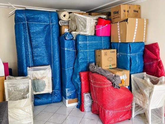 Mavi ve kırmızı balonlu naylonla paketlenmiş eşyalar ve kutular