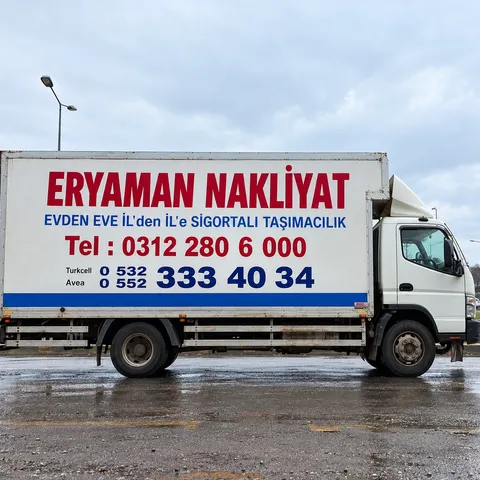Bulutlu havada ıslak yol üzerinde duran Eryaman Nakliyat kamyonu
