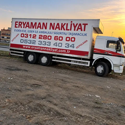 Gün batımında park edilmiş Eryaman Nakliyat kamyonu