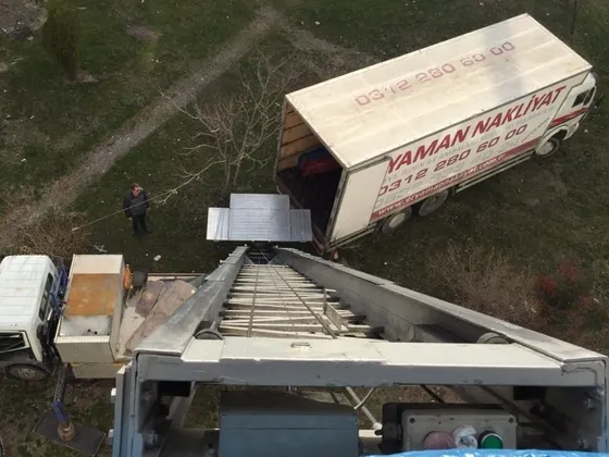 Asansörlü taşıma platformunun tepesinden, eşyaların yüklendiği kamyonumuza doğru görünüm