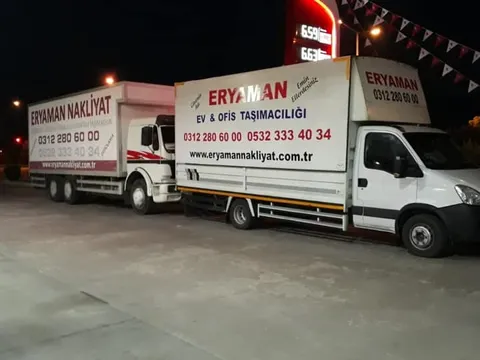 Gece görünümünde iki kamyonumuzun üzerinde yazan numaralarımız ve web adresimiz