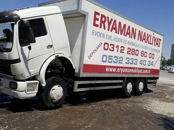 Beyaz kamyonumuzun ön görünümü, üzerinde Eryaman Nakliyat yazısı, telefon numaralarımız ve web adresimiz