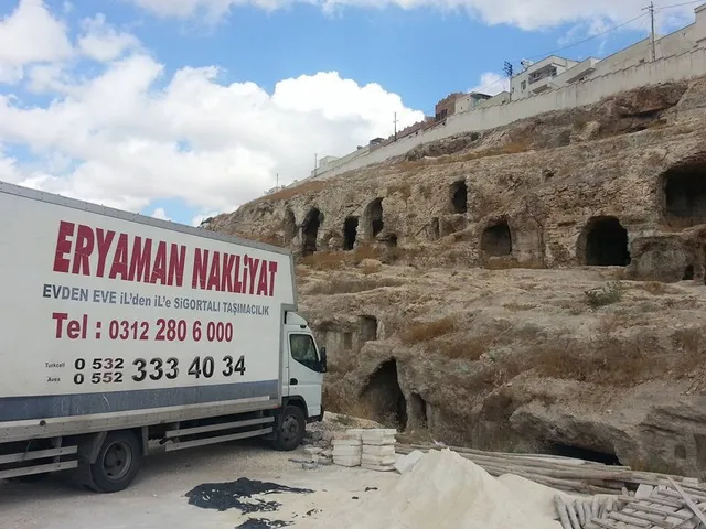 Kamyonumuz, şehir dışında yaptığımız bir taşımada tarihi kaya oyma yerleşim alanının yanında