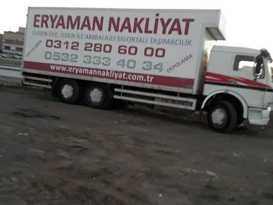 Kamyonumuzun yan görünümü, üzerinde Eryaman Nakliyat yazısı, 0312 280 60 00 ve 0532 333 40 34 telefon numaraları ile web adresimiz