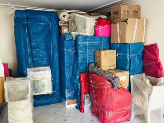 Balonlu naylon ve karton kutularla tek tek ambalajlanmış eşyalar